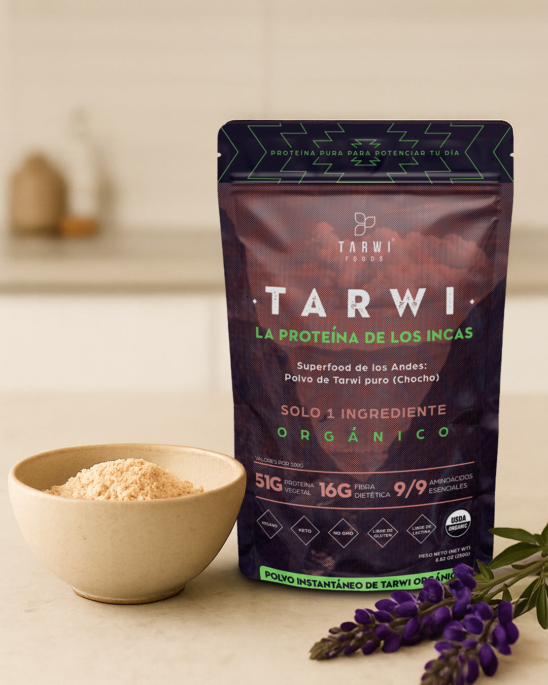 Proteína de tarwi en polvo junto a flor de tarwi